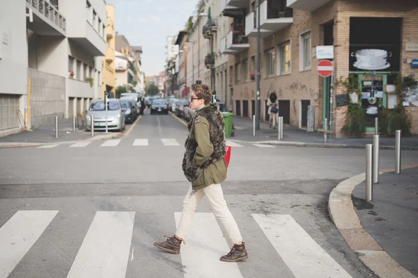 Mujer hipster cruzar la calle — Foto de Stock