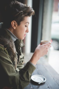 hipster kadın kahve ile