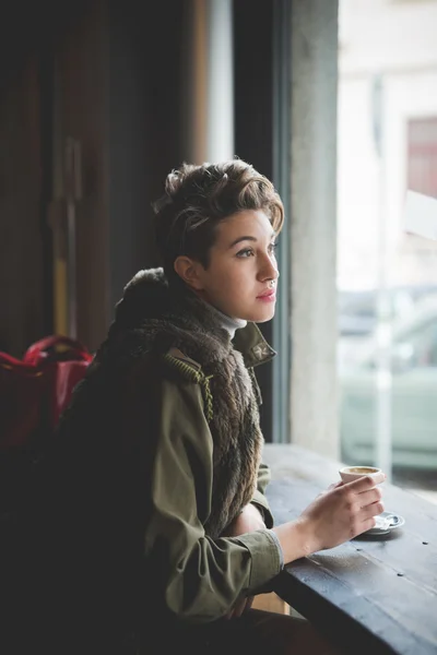 Femme hipster avec café — Photo