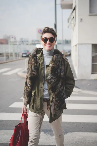 Belle femme hipster en lunettes de soleil — Photo