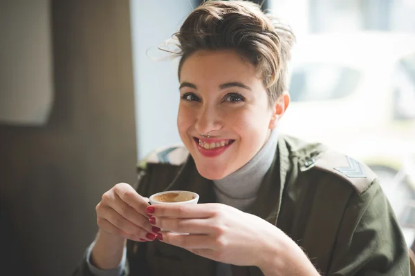 Hipster donna bere caffè — Foto Stock