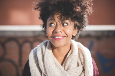 Kasabada güzel siyah kız