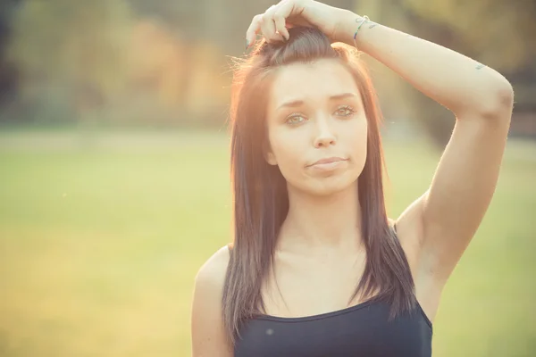 Brunette aux cheveux raides — Photo