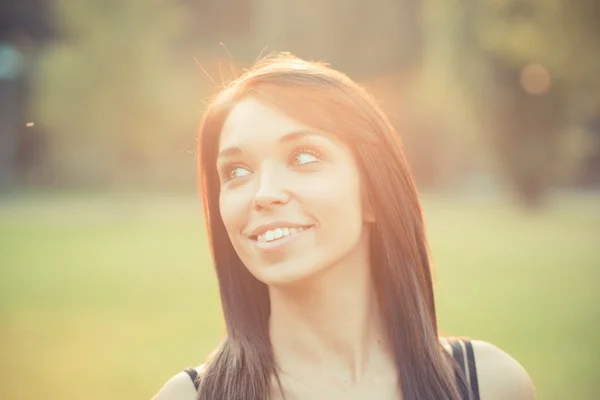 Bruna con capelli lisci — Foto Stock