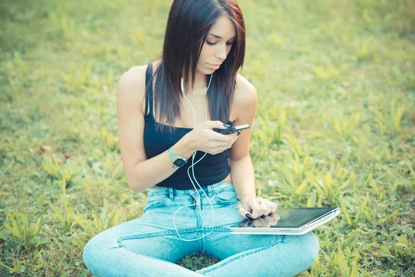 Brunette aux cheveux raides — Photo