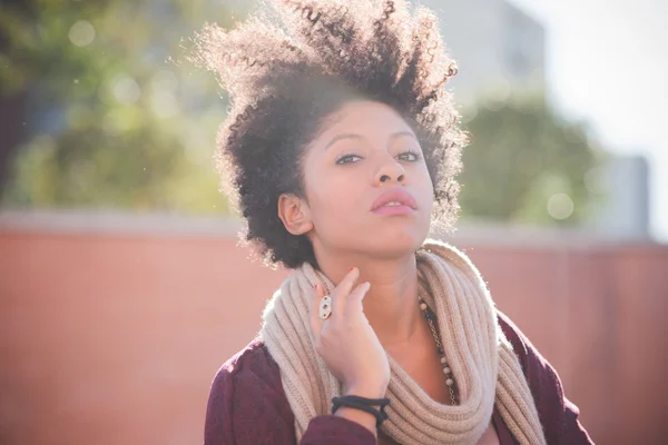 Bella ragazza nera in città — Foto Stock