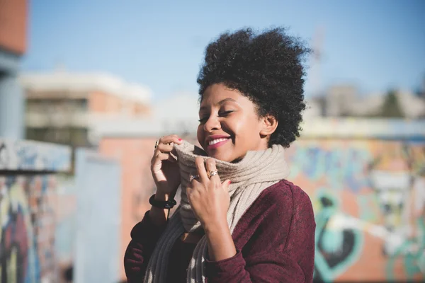 Menina negra bonita na cidade — Fotografia de Stock