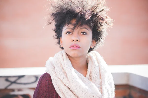 Menina negra bonita na cidade — Fotografia de Stock