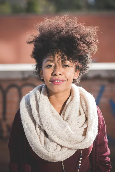 Hermosa chica negra en la ciudad — Foto de Stock