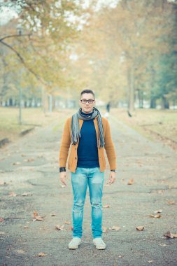 genç yakışıklı beyaz adam sonbahar Park