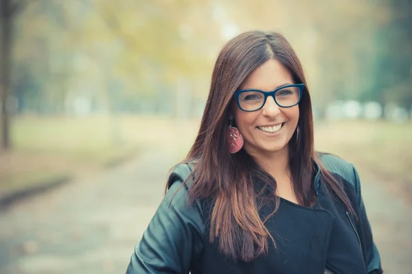 Brunette femme dans le parc — Photo