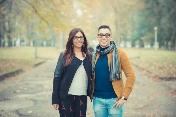 Jovem casal no parque durante a temporada de outono ao ar livre — Fotografia de Stock