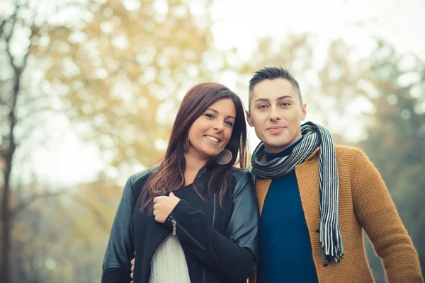 Young couple in the park in autumn — Stock Photo, Image