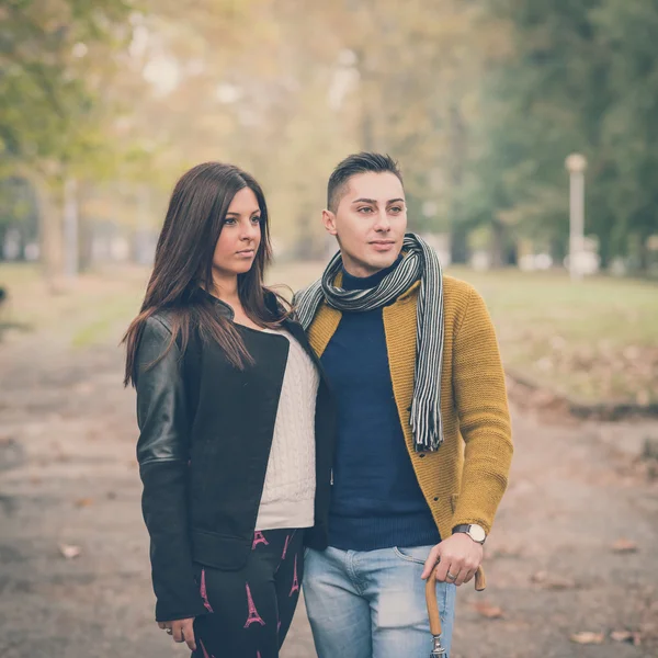 Young couple in the park in autumn — Stock Photo, Image