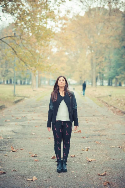 Brünette frau im park — Stockfoto