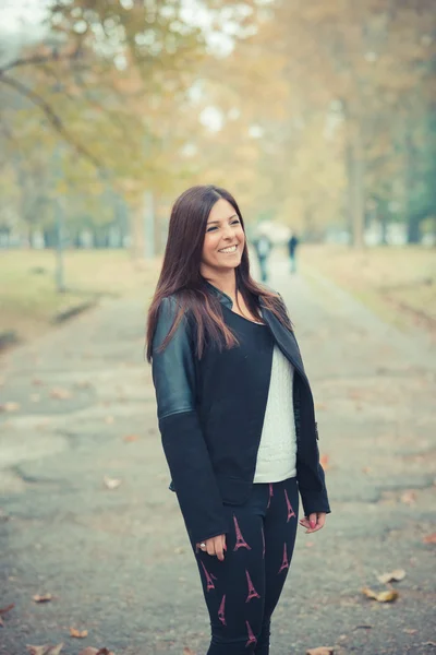 Morena mulher no parque — Fotografia de Stock