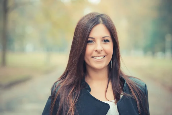 Brunette femme dans le parc — Photo