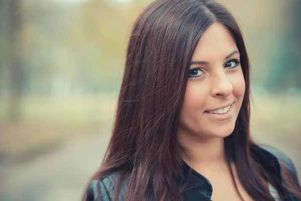 Brunette femme dans le parc — Photo