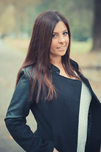 Brunette femme dans le parc — Photo