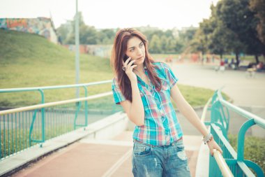 akıllı telefon kullanan güzel genç hipster kadın
