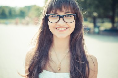 Beyaz elbiseli kadın