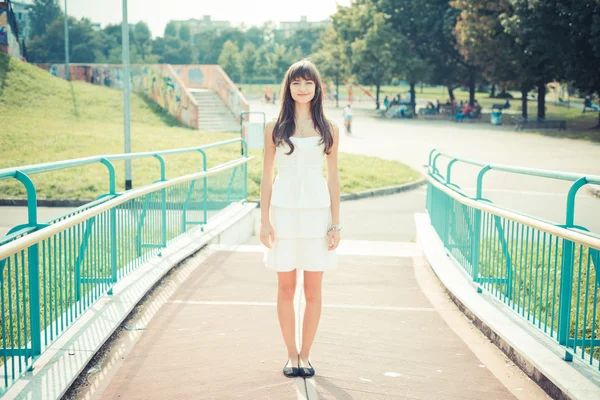 Mulher com vestido branco — Fotografia de Stock