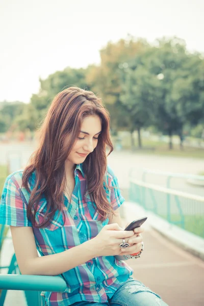 Kobieta piękna młoda hipster korzystanie smartphone — Zdjęcie stockowe