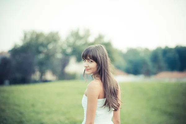 Femme avec robe blanche — Photo