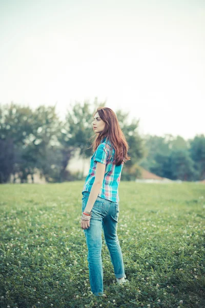 Bela jovem hipster mulher — Fotografia de Stock