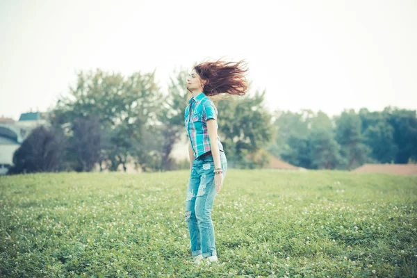 Hermosa joven hipster mujer — Foto de Stock