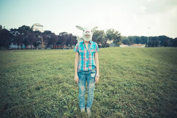 Maschera di coniglio assurda bella giovane donna hipster — Foto Stock