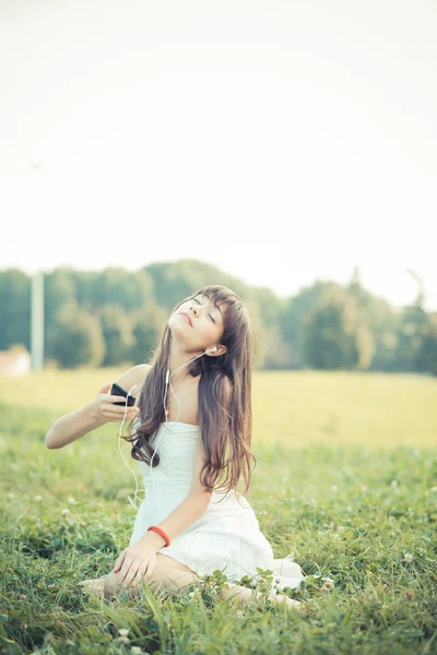 Femme avec robe blanche — Photo