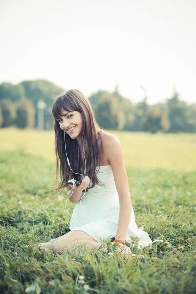 Femme avec robe blanche — Photo