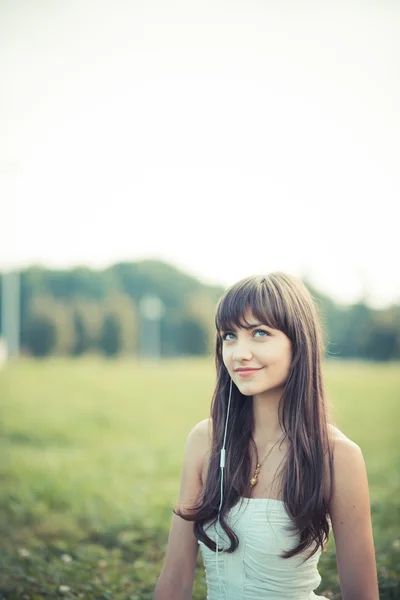 Femme avec robe blanche — Photo