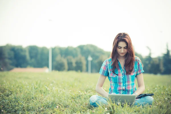 Femme utilisant un ordinateur portable — Photo