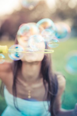 Kadın üfleme kabarcık