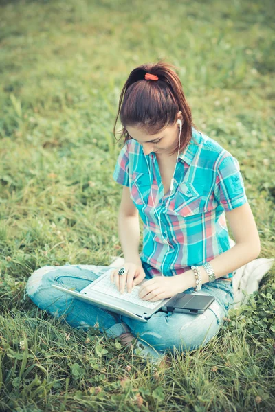 Mujer usando portátil — Foto de Stock