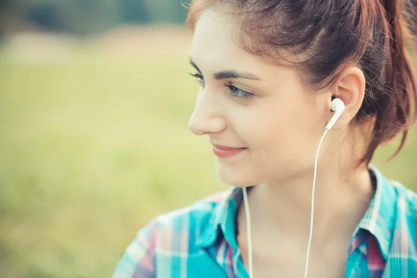 音楽を聴いている女性 — ストック写真