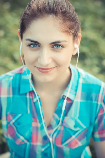 Mujer escuchando música —  Fotos de Stock