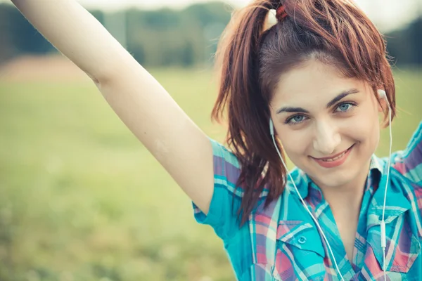 Mujer escuchando música — Foto de Stock