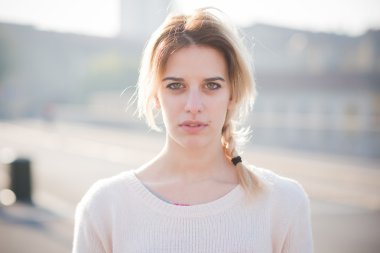 güzel sarışın kadın açık