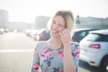 sarışın kadın açık müzik dinleme