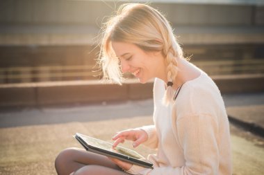 sarışın kadın tablet kullanarak açık