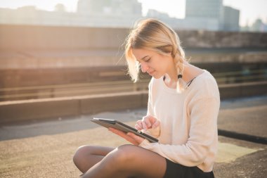 sarışın kadın tablet kullanarak açık