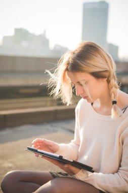 sarışın kadın tablet kullanarak açık