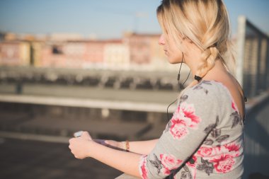 güzel bir kadın açık müzik dinleme