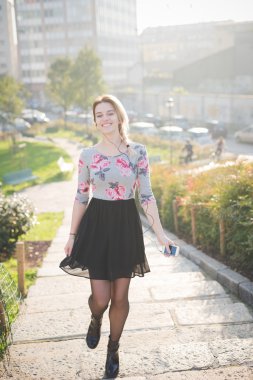 şehirde güzel sarışın kadın