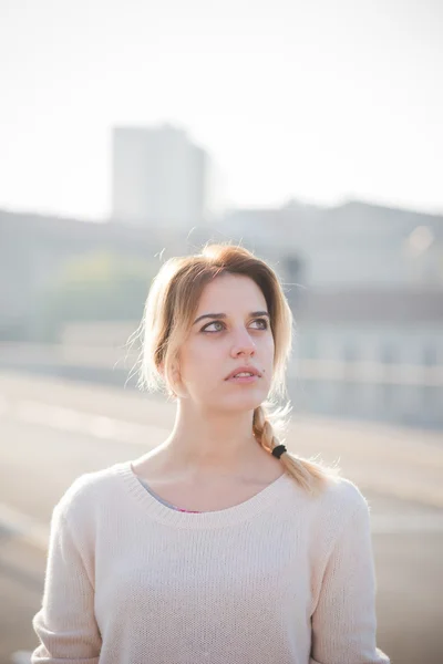 Bella donna bionda all'aperto — Foto Stock