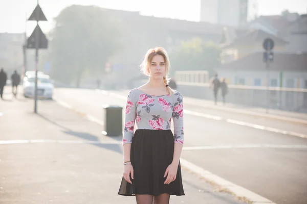 Young beautiful woman outdoor — Stock Photo, Image