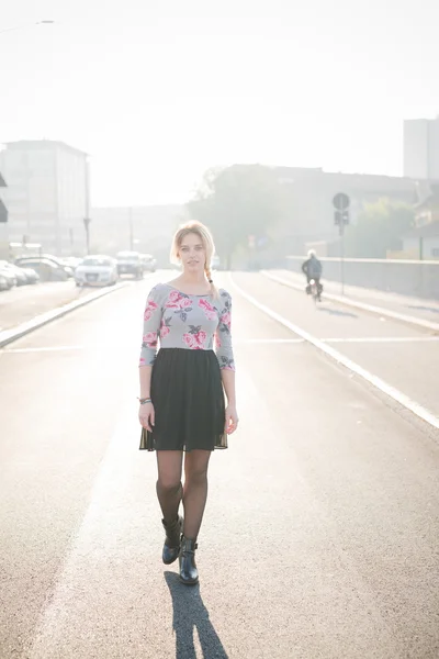 Young beautiful woman outdoor — Stock Photo, Image